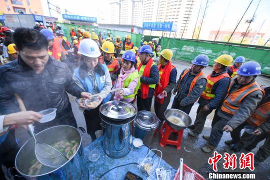 長(zhǎng)沙市の建設(shè)現(xiàn)場(chǎng)で「餃子の宴」　労働者100人以上を招待