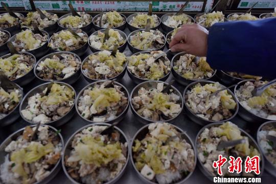 10年間で延べ80萬人以上の學(xué)生をサポートしている「無料給食」