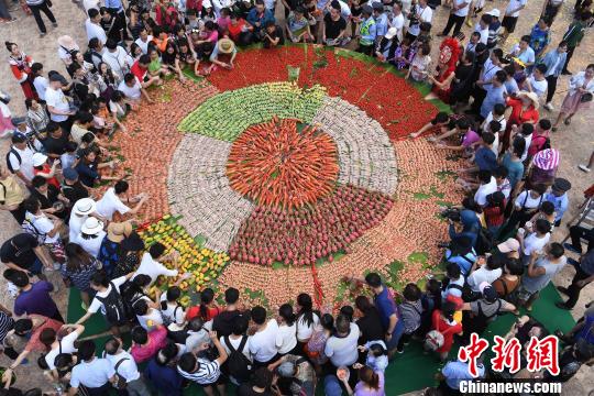 三亜の観光地に1元シーフード登場　巨大プレートに海鮮とフルーツたっぷり