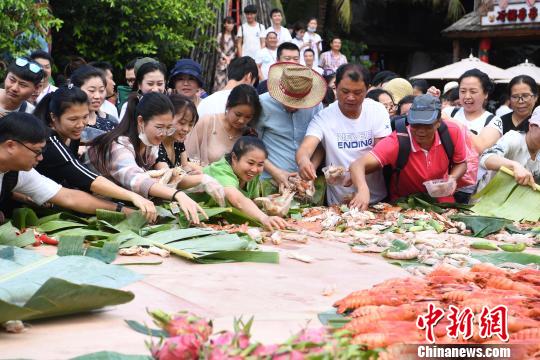 三亜の観光地に1元シーフード登場(chǎng)　巨大プレートに海鮮とフルーツたっぷり