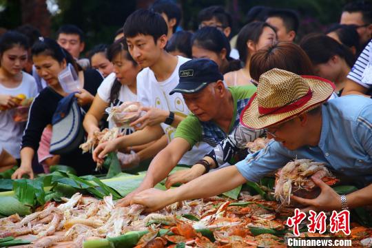 三亜の観光地に1元シーフード登場(chǎng)　巨大プレートに海鮮とフルーツたっぷり