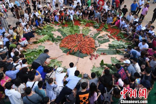三亜の観光地に1元シーフード登場　巨大プレートに海鮮とフルーツたっぷり