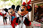 新年の到來祝し、華やかな衣裝のミッキーとミニーが登場