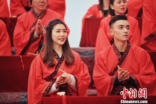 重慶市のある景勝地の雪の中で行われた中國風(fēng)結(jié)婚式