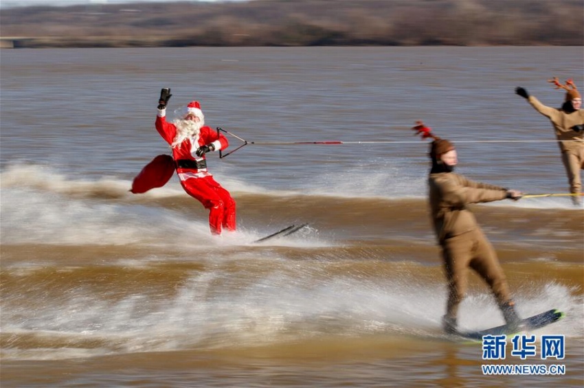 サンタクロースとトナカイが水上スキーで登場！　米ワシントン