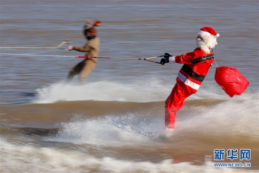 サンタクロースとトナカイが水上スキーで登場(chǎng)！　米ワシントン