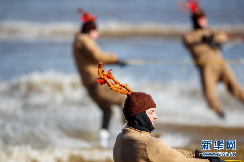 サンタクロースとトナカイが水上スキーで登場(chǎng)！　米ワシントン