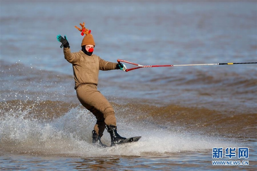 サンタクロースとトナカイが水上スキーで登場！　米ワシントン