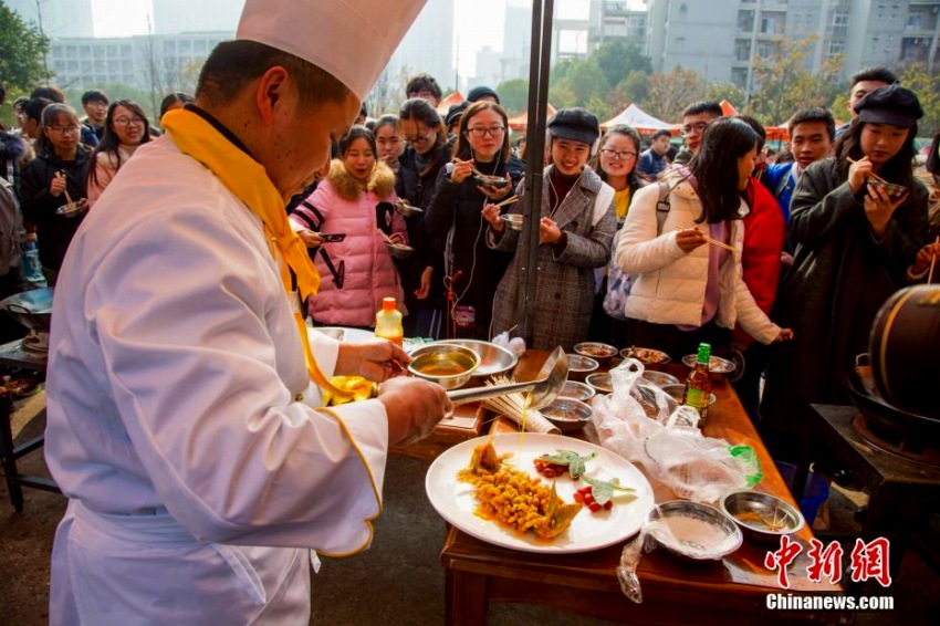 魚を捕まえ、作って、食べよう！武漢の大學(xué)で「沁湖魚宴」イベント