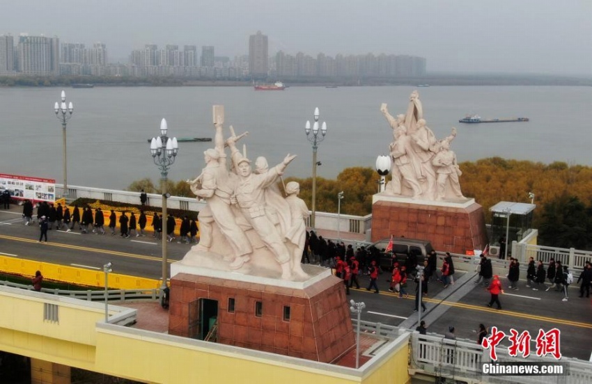 當(dāng)時(shí)の関係者や市民集まり、南京長(zhǎng)江大橋の開通50周年祝す