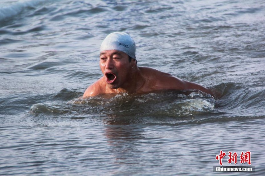 國(guó)際寒中水泳招待試合がフルンボイル市で開催