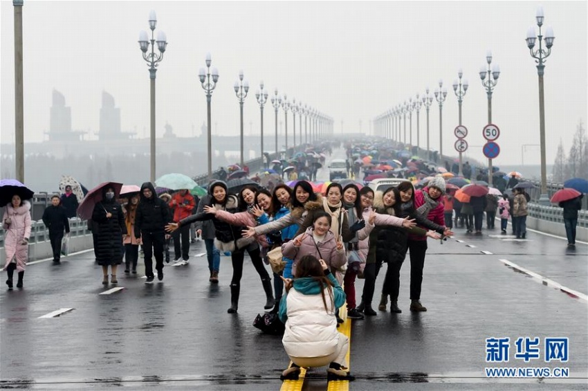 改修工事終えた南京長(zhǎng)江大橋が市民に一般開放