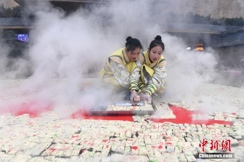 直徑8メートルの巨大蒸し鍋で作った8.8萬(wàn)個(gè)の蒸しケーキを無(wú)料提供　江西省