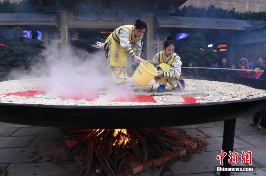 直徑8メートルの巨大蒸し鍋で作った8.8萬(wàn)個(gè)の蒸しケーキを無(wú)料提供　江西省