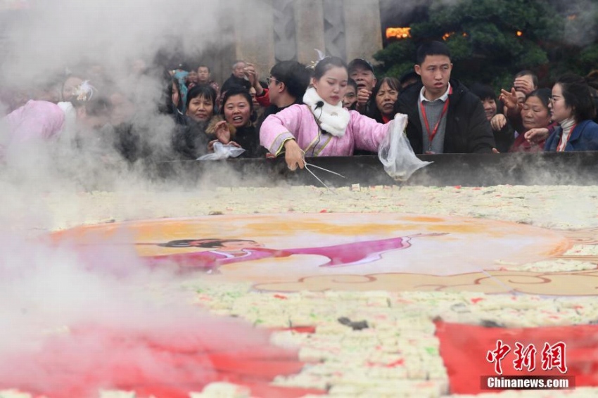 直徑8メートルの巨大蒸し鍋で作った8.8萬個の蒸しケーキを無料提供　江西省