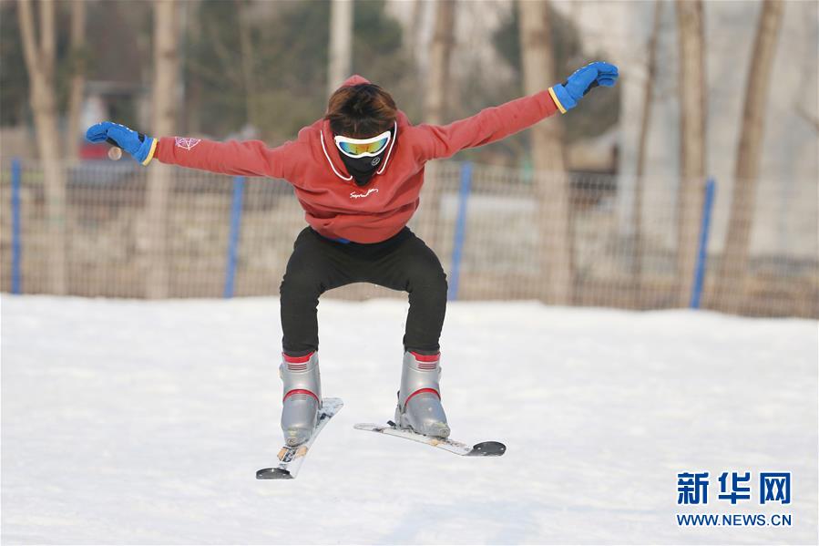 中國(guó)、年末年始に雪遊びを楽しむ人々