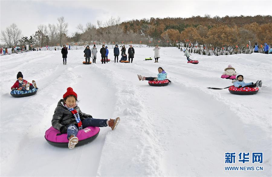 中國、年末年始に雪遊びを楽しむ人々