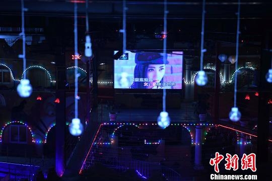 重慶の景勝地に洞窟ラウンジ登場(chǎng)　無(wú)料でカラオケ