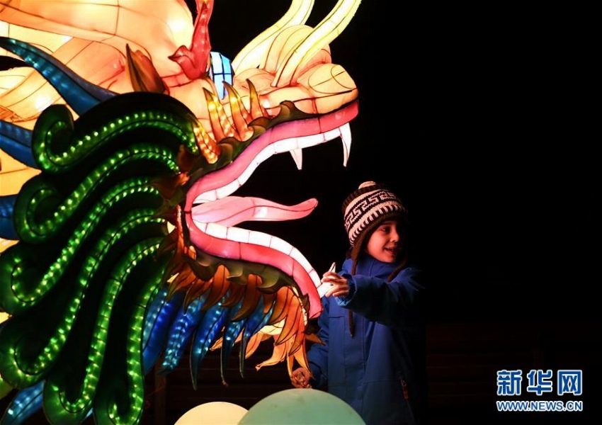 ドイツ?ケルンの冬の夜に輝く中國(guó)ランタン