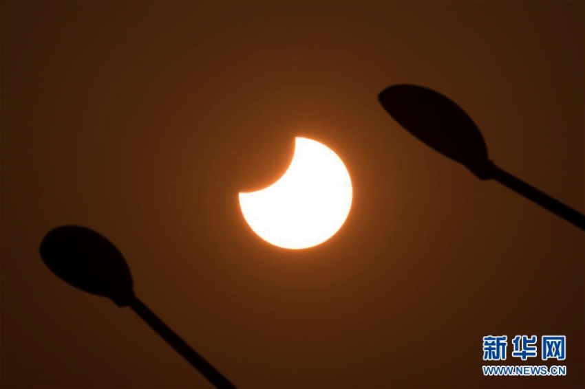 中國各地で6日、「部分日食」観測