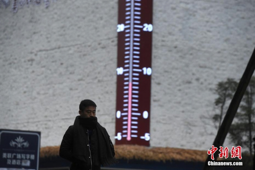 重慶市に高さ11メートルの巨大溫度計(jì)が登場