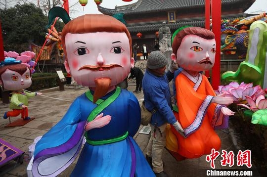 春節(jié)に向けて華やかなランタン組み立て作業(yè)がスタート　江蘇省