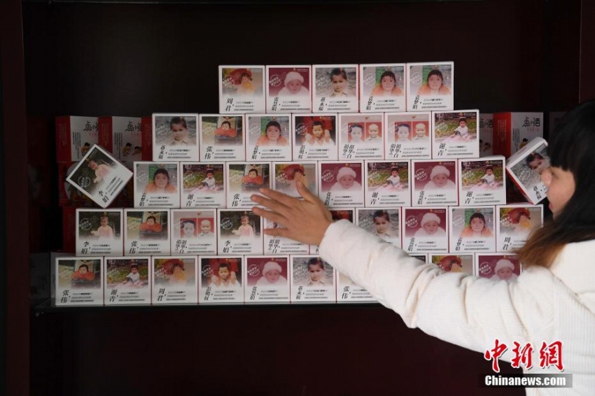 失蹤児童の情報(bào)を酒瓶パッケージに印刷　家?guī)ⅳ胧证辘?></a></td></tr><tr><td class=