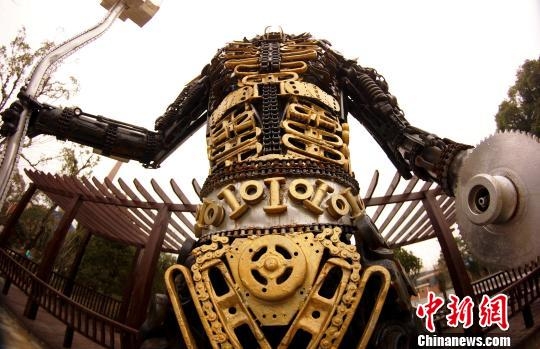 江西省の鋼鉄企業(yè)が鉄くず利用し重量2トンの「トランスフォーマー」