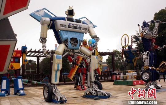 江西省の鋼鉄企業(yè)が鉄くず利用し重量2トンの「トランスフォーマー」