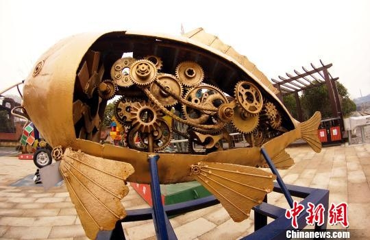 江西省の鋼鉄企業(yè)が鉄くず利用し重量2トンの「トランスフォーマー」