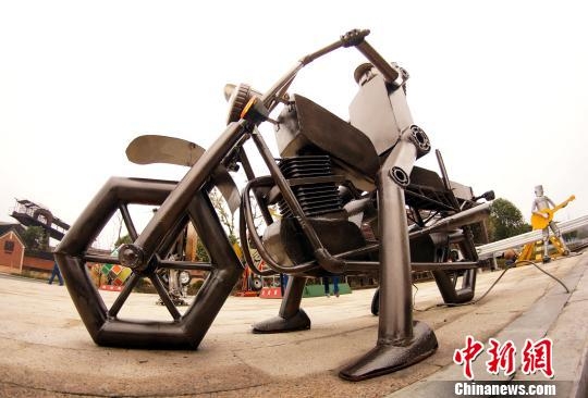 江西省の鋼鉄企業(yè)が鉄くず利用し重量2トンの「トランスフォーマー」