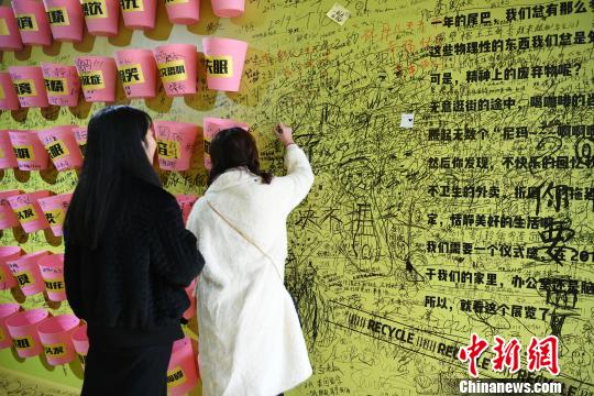 嫌なことは全部捨てよう！街中に巨大ゴミ箱出現(xiàn)　四川省