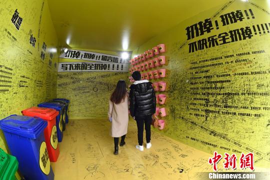 嫌なことは全部捨てよう！街中に巨大ゴミ箱出現　四川省