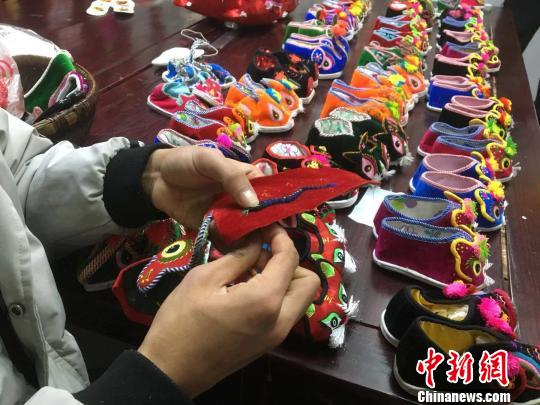 武漢の手先が器用な若者がプロのお針子顔負けの「虎頭靴」を手作り