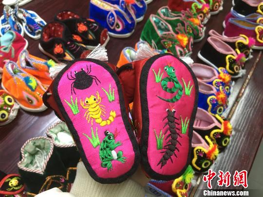 武漢の手先が器用な若者がプロのお針子顔負(fù)けの「虎頭靴」を手作り