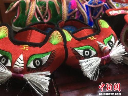 武漢の手先が器用な若者がプロのお針子顔負(fù)けの「虎頭靴」を手作り