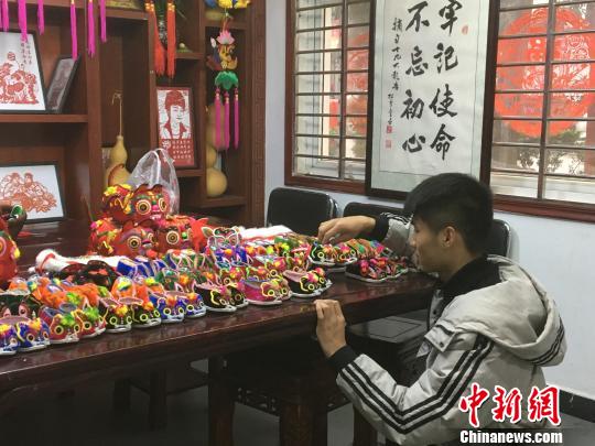 武漢の手先が器用な若者がプロのお針子顔負(fù)けの「虎頭靴」を手作り