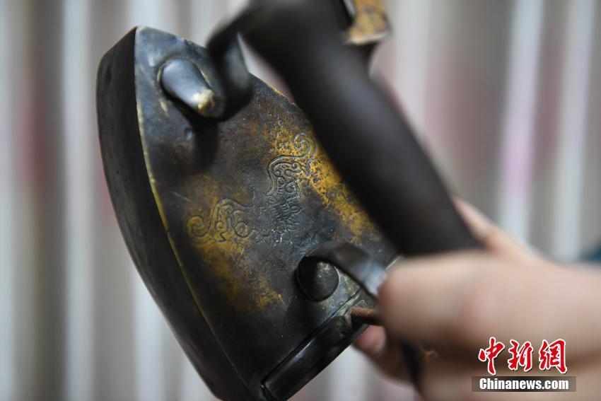 古くは金朝から海外まで　アイロン40個(gè)以上をコレクションする吉林省の男性