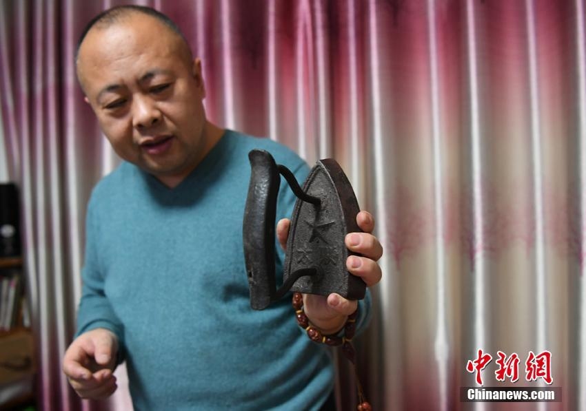 古くは金朝から海外まで　アイロン40個(gè)以上をコレクションする吉林省の男性