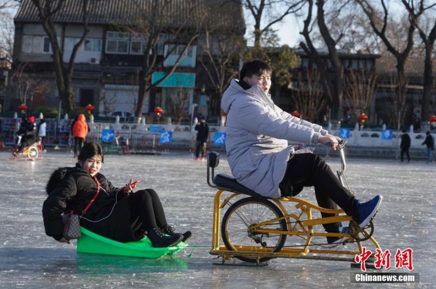 天然の屋外スケート場(chǎng)でウィンタースポーツ楽しむ人々　北京市
