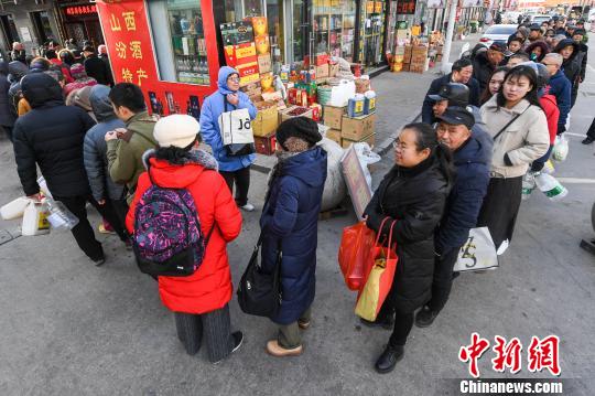長(zhǎng)蛇の列作り春節(jié)に備えて黒酢「老陳醋」を購(gòu)入する山西省の人々