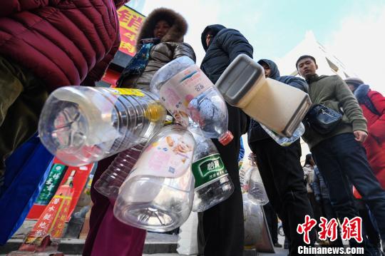 長蛇の列作り春節(jié)に備えて黒酢「老陳醋」を購入する山西省の人々