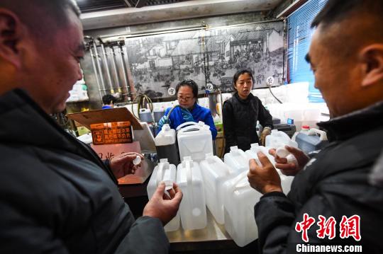 長(zhǎng)蛇の列作り春節(jié)に備えて黒酢「老陳醋」を購(gòu)入する山西省の人々