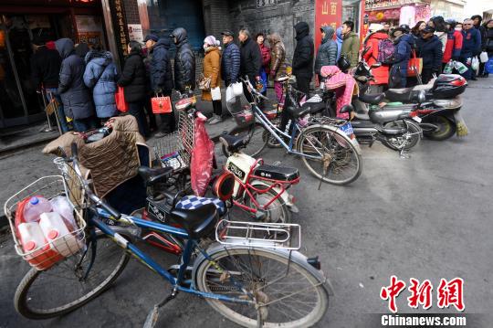 長蛇の列作り春節(jié)に備えて黒酢「老陳醋」を購入する山西省の人々