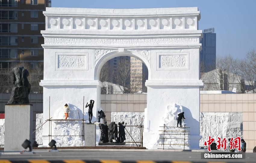 様々なデザインの巨大な雪の彫刻が完成　吉林省長(zhǎng)春市　