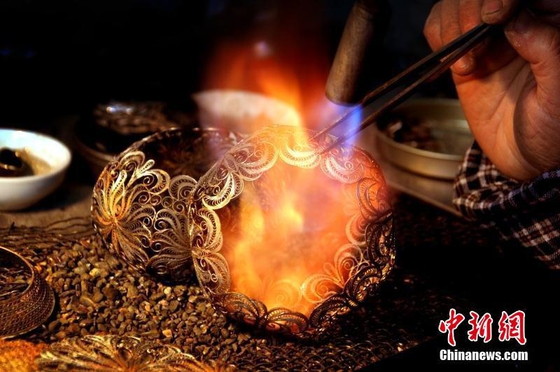 1メートルを1キロまで引き伸ばして作る國の無形文化財(cái)「成都銀花絲」