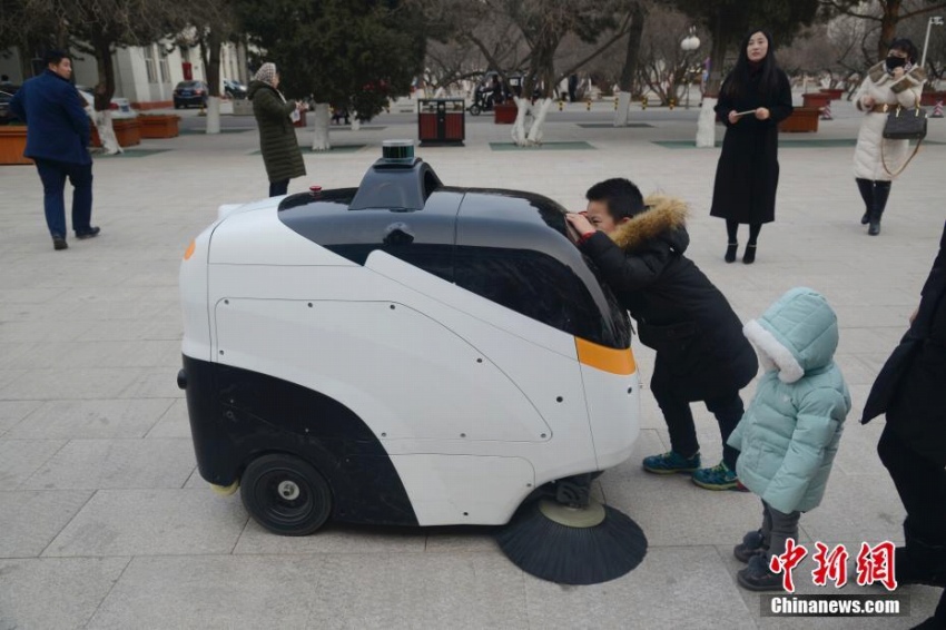 世界初のL4クラスの量産型無(wú)人運(yùn)転清掃車が內(nèi)モンゴルでお披露目