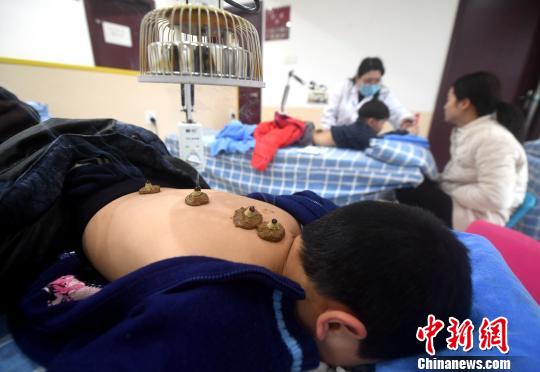伝統(tǒng)の「三九灸」が福建省の福州市民に大人気