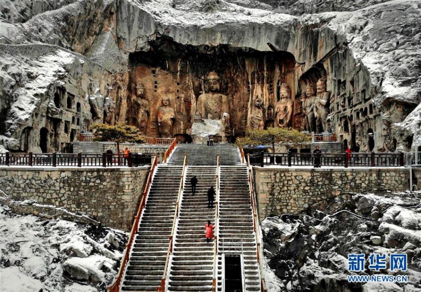 まるで水墨畫のような降雪後の竜門石窟