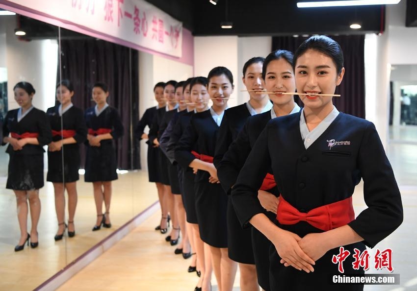 客室乗務(wù)員採用試験に向け強(qiáng)化訓(xùn)練に勵む平均年齢18歳の少女たち